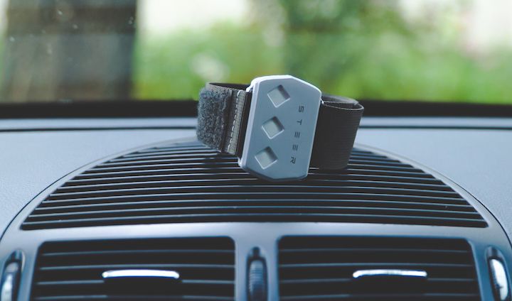 Steer - Le wearable qui vous empêche de vous endormir en conduisant