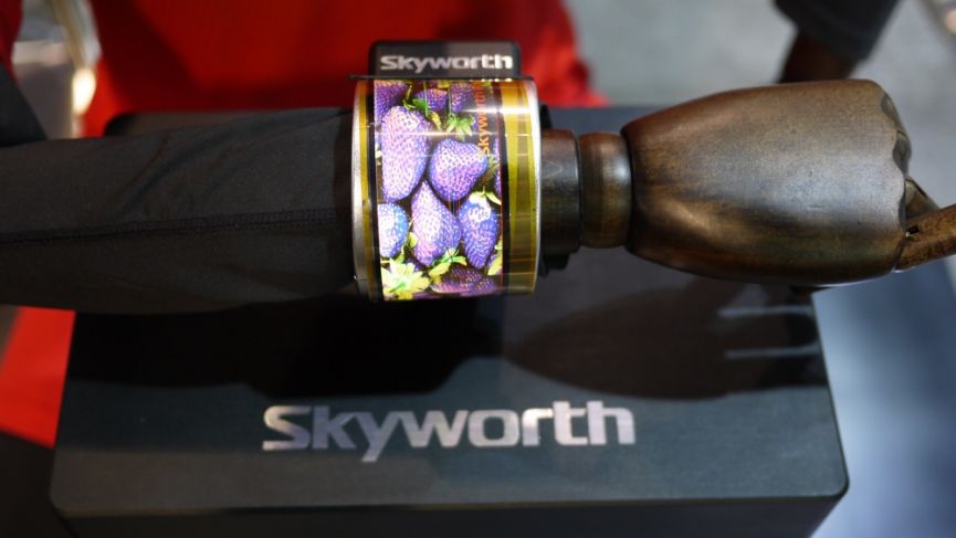 Skyworth dévoile une smartwatch AMOLED flexible et incurvée