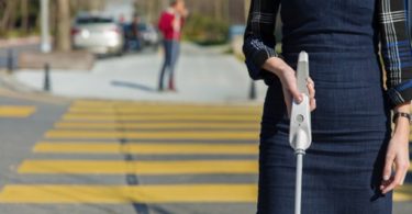 WeWALK canne connectée pour les personnes aveugles et malvoyantes