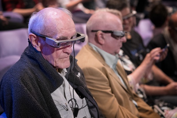 Le National Theatre propose désormais des smartglasses pour les malentendants