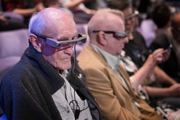 Le National Theatre propose désormais des smartglasses pour les malentendants