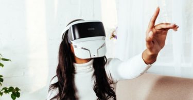 Feelreal - Le masque VR multi-sensoriel qui vous permet de sentir les roses virtuelles