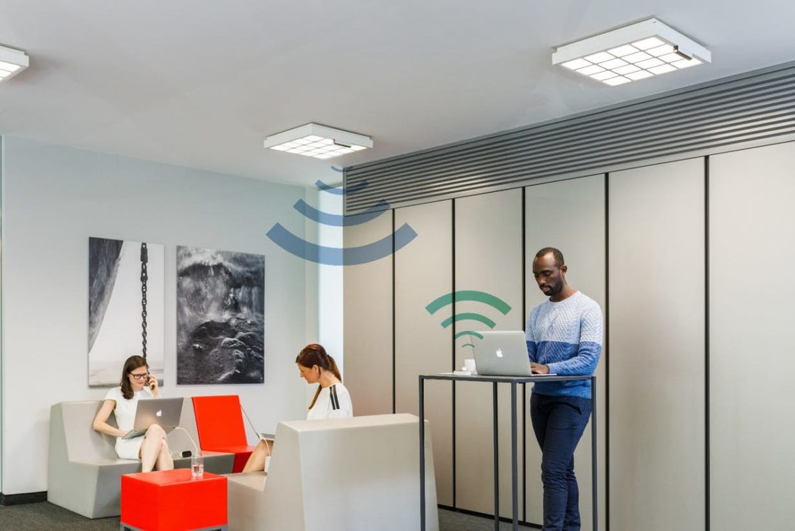 Signify utilise des lampes de bureau pour le transfert de données sans fil à 250 Mbps 1