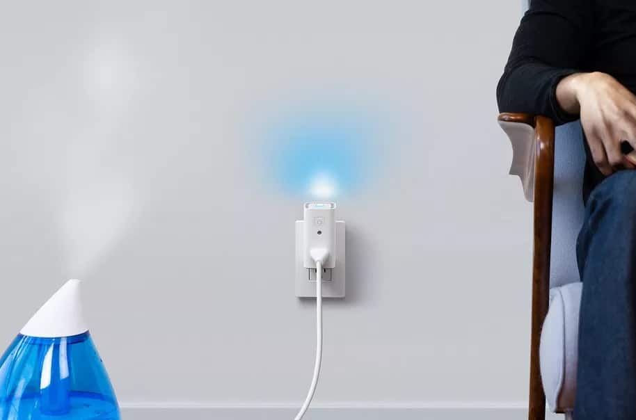 Awair Glow C combine à la fois une prise intelligente, un capteur d’air et une veilleuse