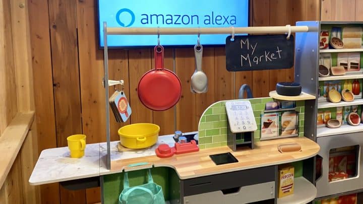 KidKraft dévoile une cuisinière fonctionnant avec Alexa et qui raconte des blagues