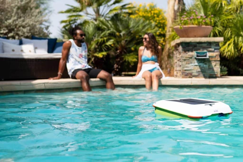 Peut-on nager lorsque le robot de piscine est en fonctionnement ?