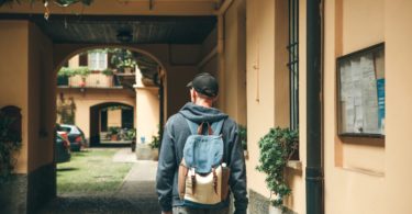 Un sac à dos intelligent pour malvoyants les aide à se déplacer