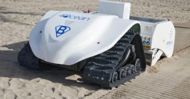 BeBot nettoie la plage pour ramasser les petits déchets