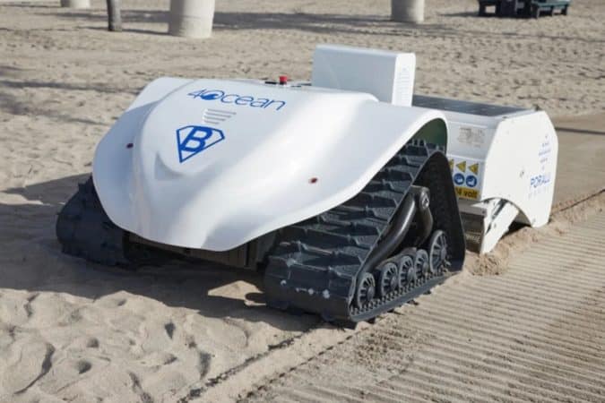 BeBot nettoie la plage pour ramasser les petits déchets