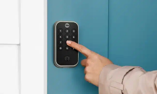 Yale Assure Lock 2 vs Lockly Vision Zeno comparatif