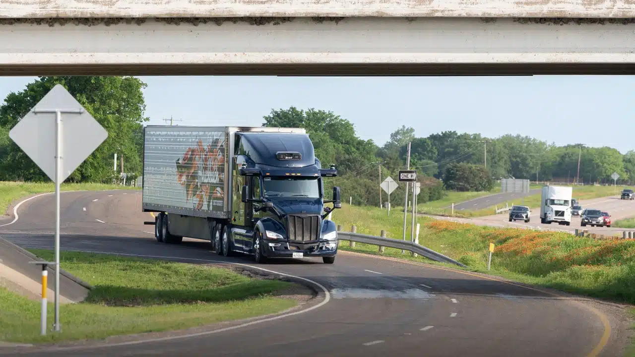 Premiers camions autonomes aux États-Unis circulation de nuit et nouveaux itinéraires